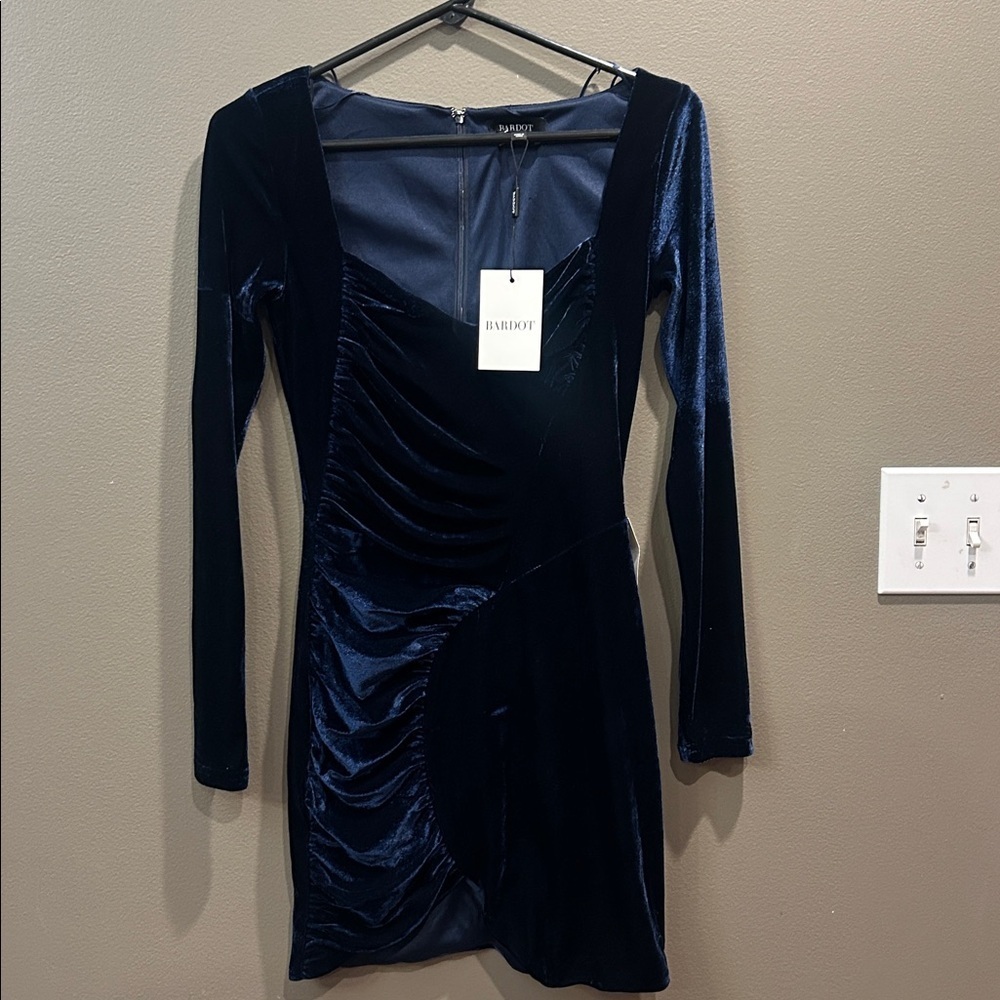 Bardot Xena Ruched Velvet Dress In Navy NWT size XS - Picture 3 of 7